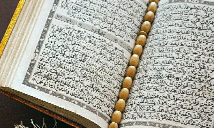  Membaca Surat Al Kahfi di Malam dan Hari Jumat. 