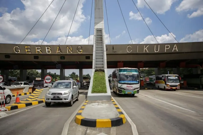 Ilustrasi. Sejumlah kendaraan melintas di ruas tol. Jasa Marga mencatat jumlah kendaraan yang meninggalkan wilayah Jabodetabek selama periode 17-22 Desember 2021 meningkat.