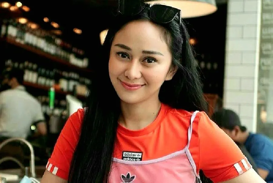 Pria berinisial R yang sering digembar-gemborkan oleh Denise sering dikaitkan dengan Regi Datau.