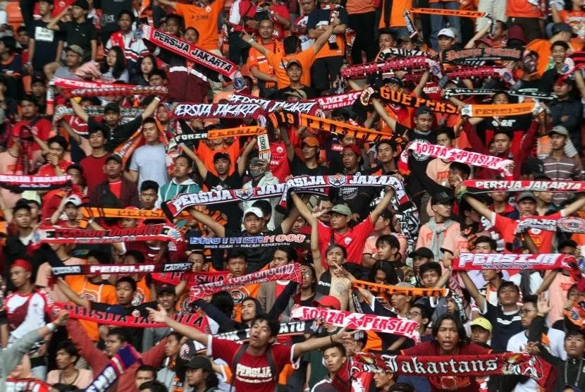 Ilustrasi suporter sepak bola dukung tim kesayangan di stadion.