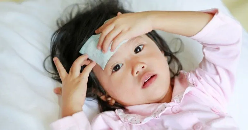 Melakukan kompres air hangat pada anak demam bisa menjadi salah satu alternatif menurunkan panas selain minum obat sirup