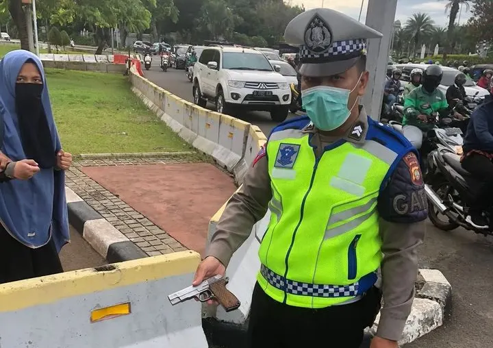 Wanita menerobos masuk ke Istana Negara.