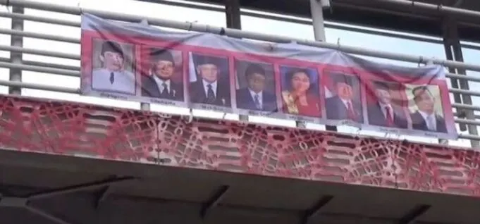 Spanduk berisi foto Gubernur DKI Anies Baswedan dengan seluruh Presiden Republik Indonesia di Rawamangun, Jakarta,diturunkan Satpol PP.