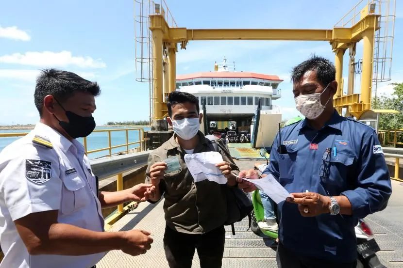 Ilustrasi. Petugas pelabuhan dan personil keamanan memeriksa sertifikat vaksin Covid-19 calon penumpang kapal penyeberangan Ulee Lheu - Sabang di Banda Aceh, Aceh, beberapa waktu lalu. 