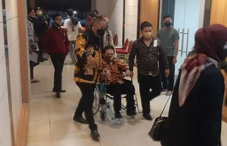 Foto Roy Suryo Gunakan Kursi Roda usai Diperiksa 12 Jam