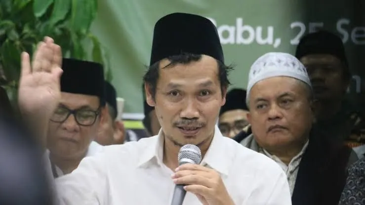 Murid Mbah Moen, Gus Baha menyebut menyimpan uang secara berlebihan itu juga bukan perilaku yang baik.