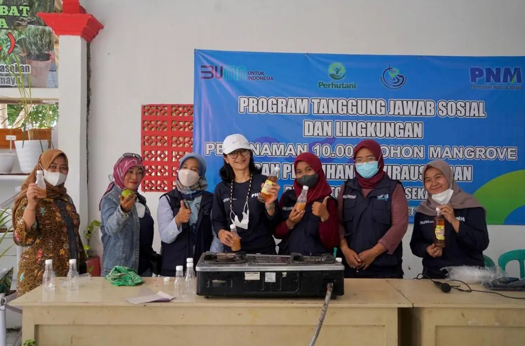 PNM melakukan pelatihan kewirausahaan membuat sirup Mangrove dan pemberian bantuan sosial kepada masyarakat Desa Totoran, Indramayu.