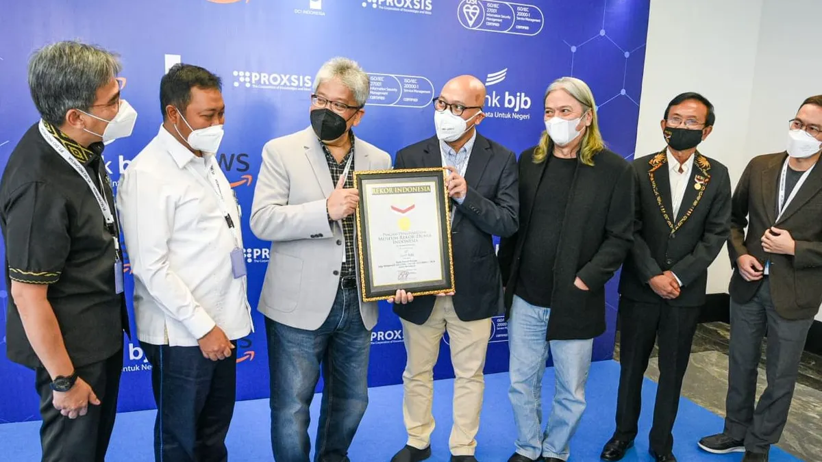 Perwakilan bank bjb dengan DCI dan Amazon foto bersama usai penandatanganan kerjasama. 