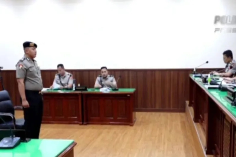Brigadir Frillyan Fitri dijatuhi sanksi administrasi mutasi demosi selama dua tahun usai terbukti mengintimidasi jurnalis di rumah Fery Sambo..