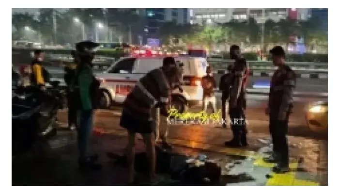 Pria diduga pemulung tergeletak di jalan Gatot Subroto