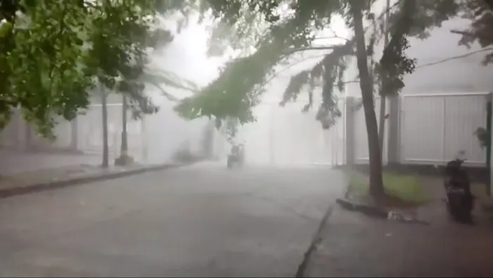 Masyarakat Kabupaten Bekasi dibuat geger karena munculnya fenomena langka bak air terjun dari langit.