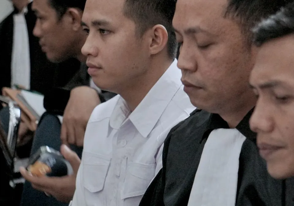 Ronny Tapalessy bersama kliennya Bharada Richard Eliezer di Pengadilan Negeri Jakarta Selatan.