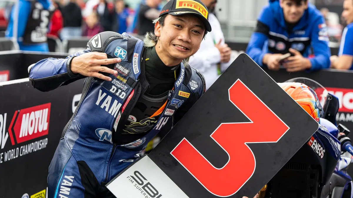 Pembalap binaan Yamaha Racing Indonesia, Wahyu Nugroho meraih podium ke-3 dalam race pertama gelaran seri 5 R3 bLU cRU European Cup Ceko.