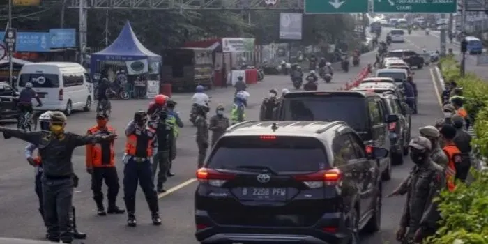 Ilustrasi. Petugas tengah melakukan pemeriksaan di check point menuju kawasan Puncak Bogor.