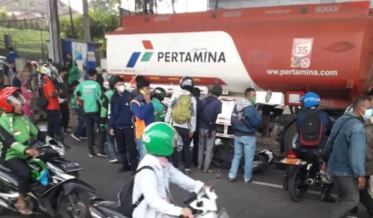 Breaking News: telah terjadi kecelakaan maut yang libatkan truk Pertamina di Jalan Alternatif Cibubur, anggota TNI ikut jadi korban.
