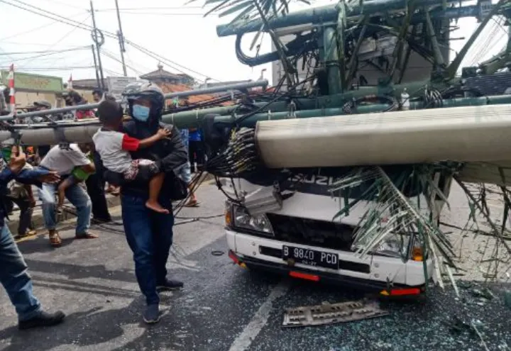 Penampakan lokasi kecelakaan maut di Bekasi yang sebabkan banyak siswa SD meninggal dunia.