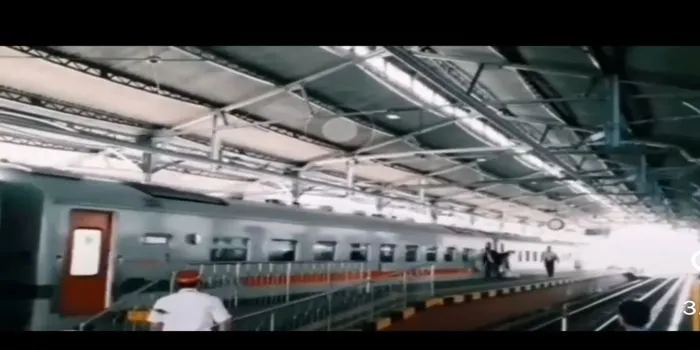 seorang penumpang nekat mengejar kereta api /instagram merapi _uncover