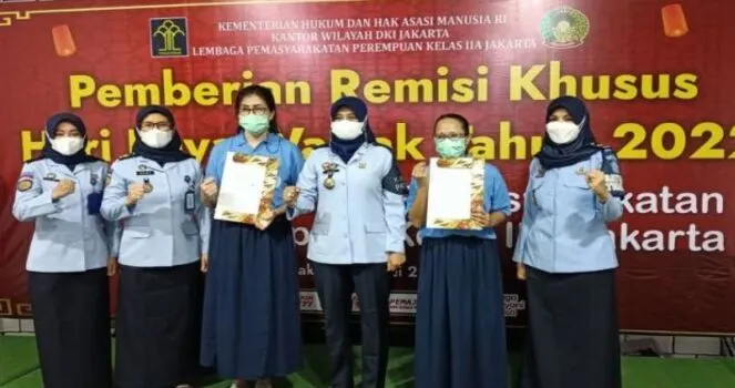 Warga binaan menerima remisi Waisak di Lapas Perempuan Kelas IIA, Jakarta, Senin (16/5/2022)