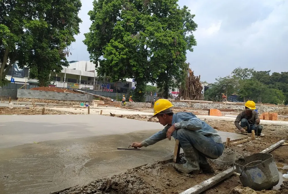 Sejumlah pegawai saat melakukan salah satu pekerjaan pada segmen pembangunan alun-alun Kota Bogor. (Yogi Faisal)