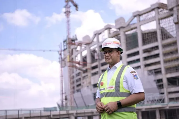 Gubernur DKI Jakarta, Anies Baswedan saat meninjau pembangunan stadion JIS di Jakarta Utara/dok: Humas Balkot DKI.
