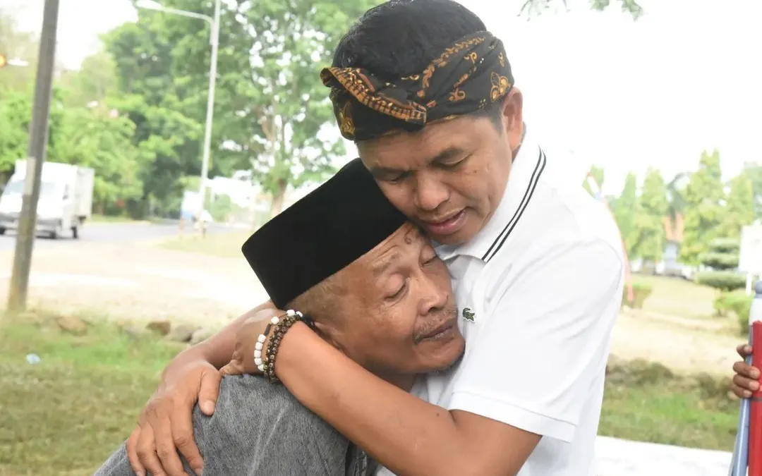 Dedi Mulyadi bersama Abdurrahman, penjaga kebersihan masjid.
