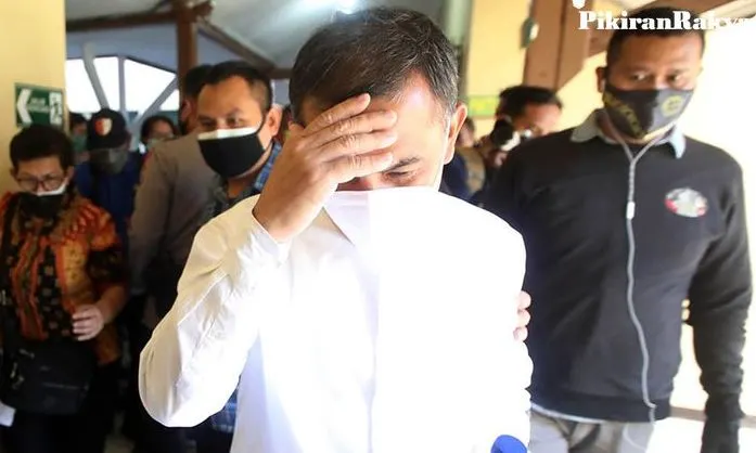 Wali Kota Cimahi nonaktif, Ajay M Priatna seusai menjalani sidang putusan perkara gratifikasi atas pembangunan rumah sakit Kasih Bunda Cimahidi Pengadilan Tipikor Bandung, Jalan LLRE Martadinata, Kota Bandung, Rabu, 25 Agustus 2021.