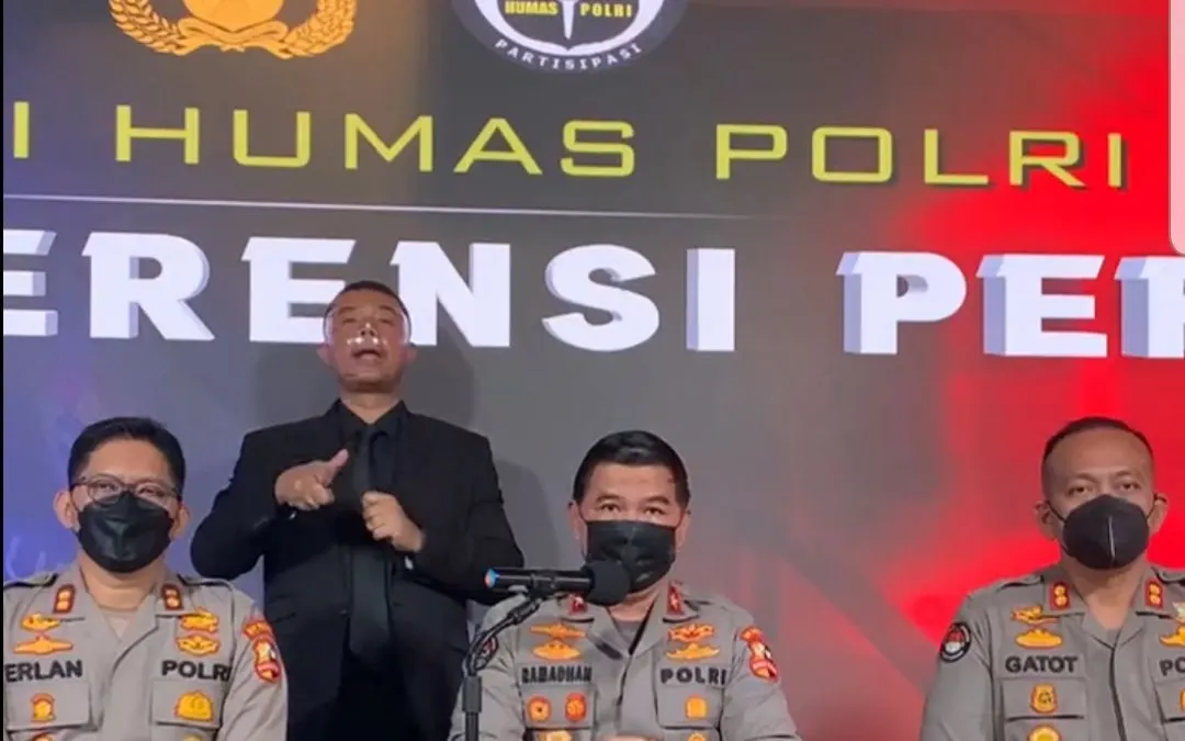 Karopenmas Divhumas Polri, Brigjen Pol Ahmad Ramadhan memberikan keterangan terkait penggunaan pelat nomor kendaraan bermotor dari warna dasar hitam ke putih.