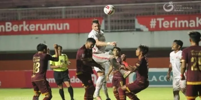Striker Persija Jakarta Marko Simic menyundul bola di antara kepungan pemain PSM Makassar dalam semifinal Piala Menpora 2021 di Stadion Maguwoharjo Sleman, April lalu. Kedua tim kembali bertemu pada lanjutan Liga 1 di Stadion Manahan Solo, Selasa malam nanti (71/12).