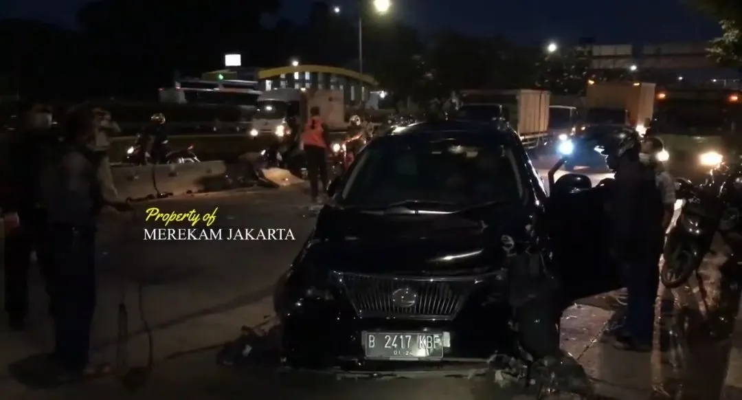 Lexus yang menabrak separator TransJakarta di Jakarta Pusat.