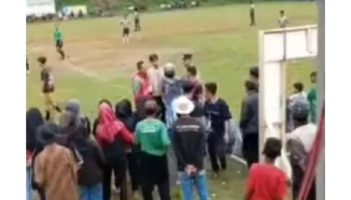 Viral! Suami Ditarik Paksa Istri Saat Sedang Pertandingan Sepak Bola Antar Kampung