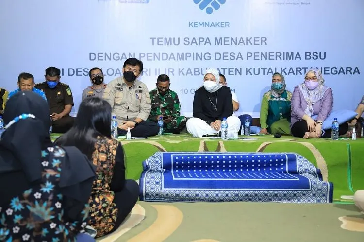 Menteri Ketenagakerjaan (Menaker) Ida Fauziyah (tengah) ketika bertemu dengan para penerima Bantuan Subsidi Upah (BSU) beberapa waktu lalu