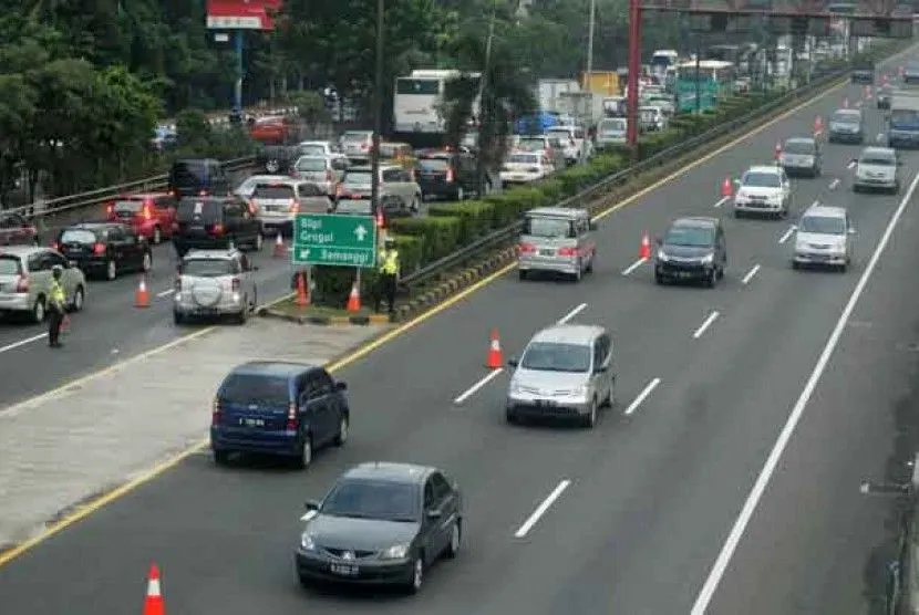 Ilustrasi contraflow di jalan tol. Petugas dari Kepolisian membantu mengatur arus lalu lintas di tol dalam kota di Kawasan Semanggi saat uji coba contra flow atau sistim melawan arus lalu lintas di Jakarta, Selasa (1/5).