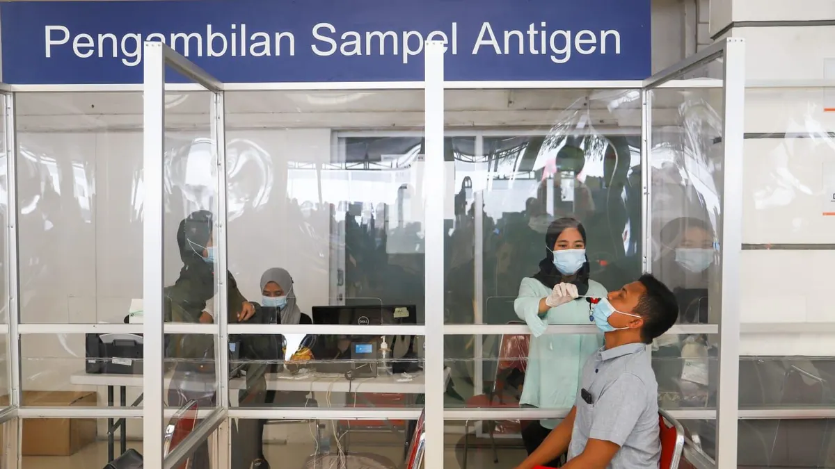 Ilustrasi petugas KAI melakukan tes antigen kepada calon penumpang KA jarak jauh/dok: kai.id