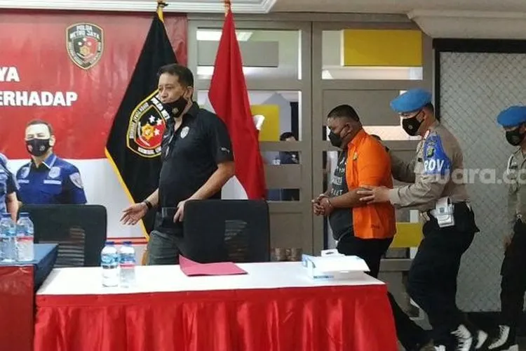 Bripka CS (kedua dari kiri), tersangka penembakan di Kafe RM Cengkareng, Jakarta Barat, dihadirkan dalam ungkap kasus di Mapolda Metro Jaya, Kamis (25/2/2021). [Suara.com/M. Yasir]