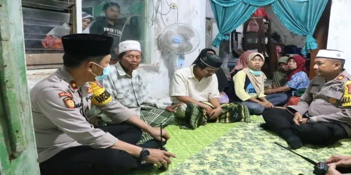 Kapolres Pasuruan Kota AKBP Raden Muhammad Jauhari S.H S.I.K, saat mengunjungi para korban di Pasuruan. Dok. Polri.go.id
