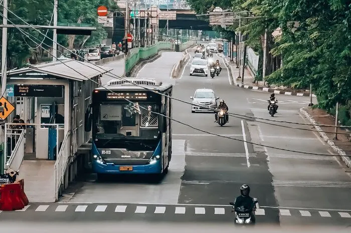 13 koridor Transjakarta beroperasi 24 jam