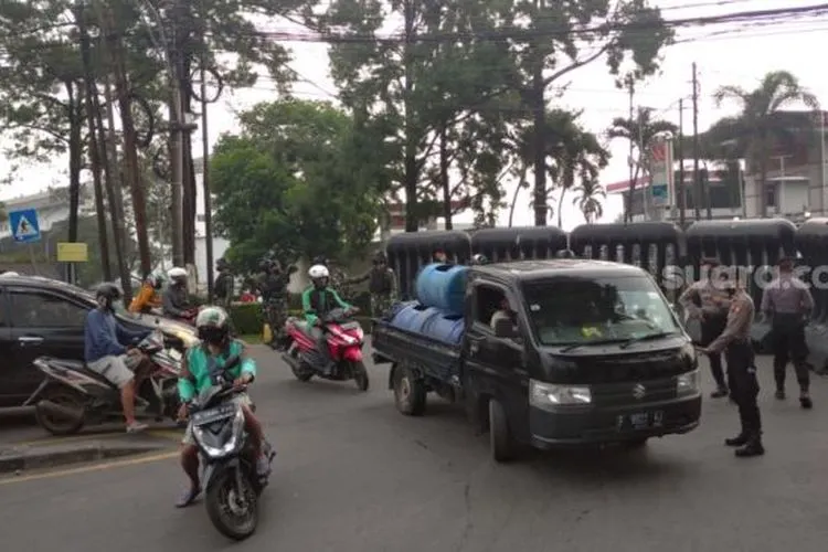 Kendaraan diputar balik di Jalam Raya Bogor yang menjadi perbatasan antara Kota Depok dengan Jakarta. (SuaraBogor.id/Immawan Zulkarnain)