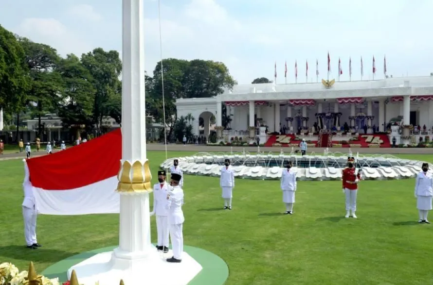 upacara penurunan bendera