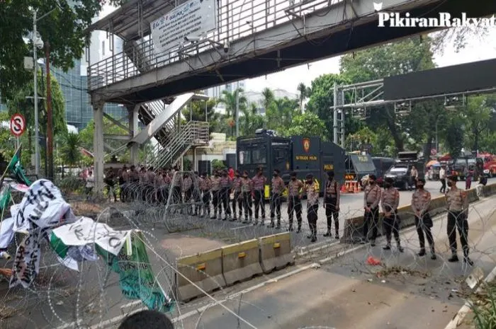 Terkait kenaikan BBM, sejumlah elemen mahasiswa menggelar aksi demo di Jakarta. Senin, 5 September 2022. (Foto : dok. Pikiran Rakyat/ Muhammad Rizky Pradila)