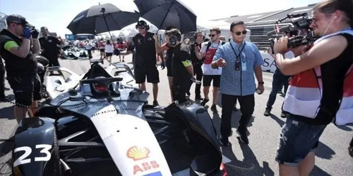 Gubernur Jakarta Anies Baswedan (kanan batik biru) melihat mobil listrik di lintasan balap Formula E di Brooklyn, New York, Amerika Serikat. 
