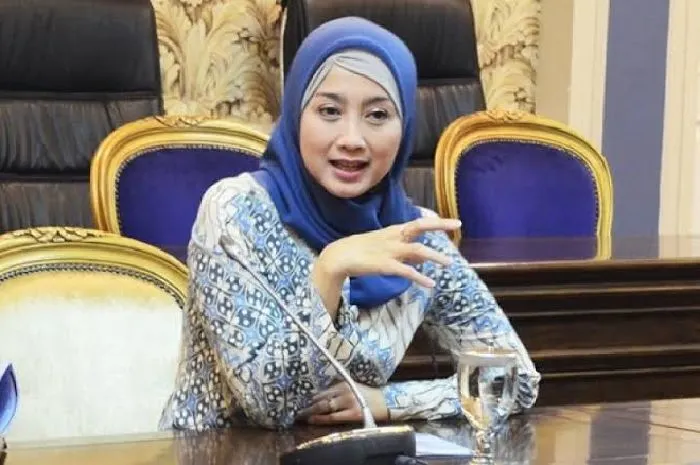 Desy Ratnasari.