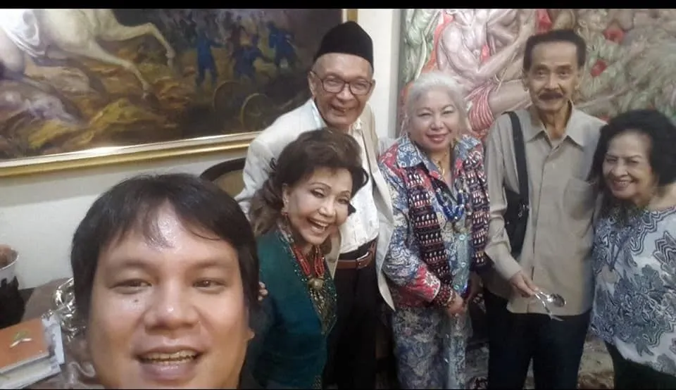 Elly Kasim, kedua kiri, bersama pengamat musik Stanley Tulung, kiri