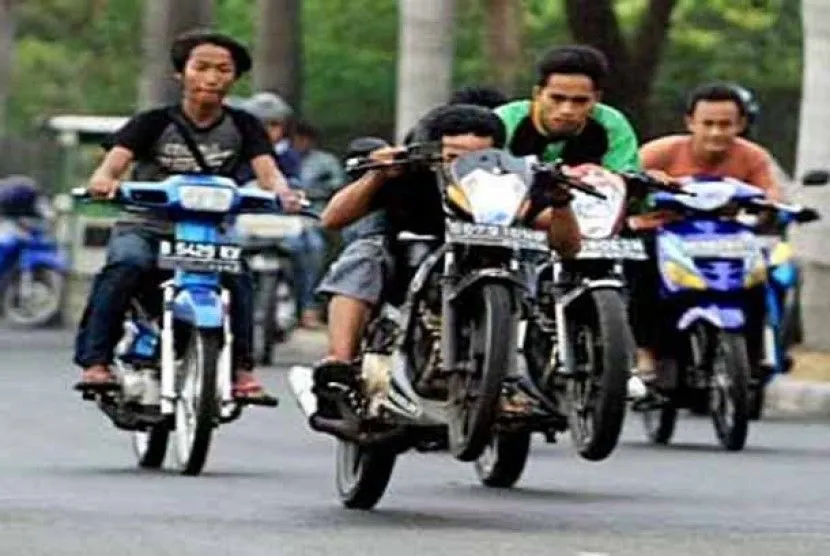 Ilustrasi. Sejumlah pemuda tengah menggelar balap liar menggunakan sepeda motor mereka.