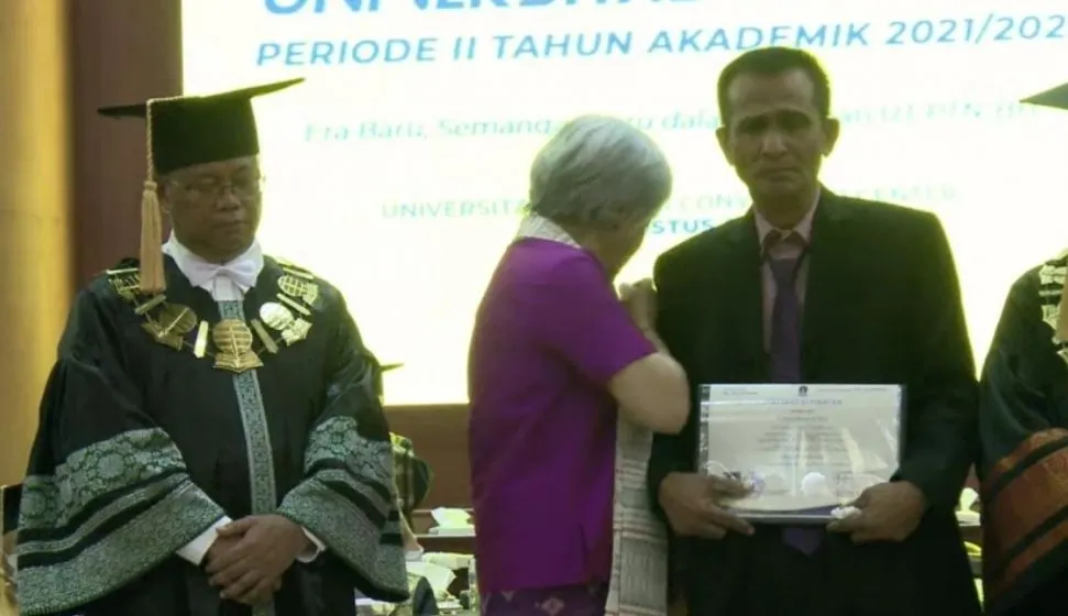 Ayah Brigadir J mewakili almarhum laksanakan wisuda. (Foto: PMJ News/YouTube UT)