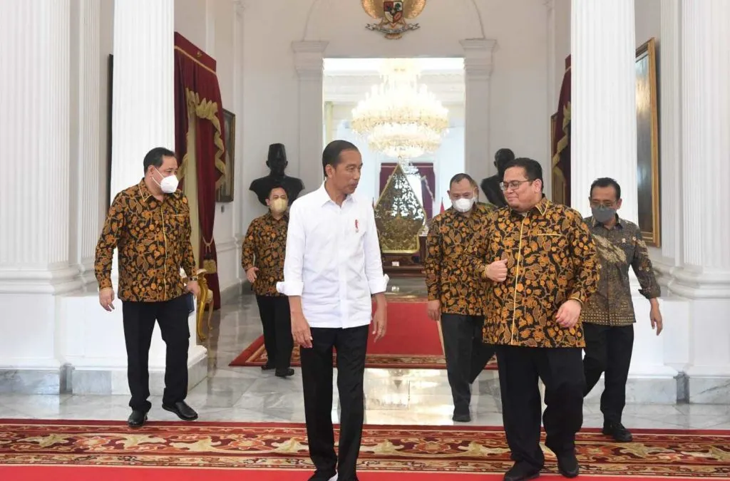 Presiden Jokowi saat menjamu anggota Bawaslu di Istana terkait pemilu (Sumber: BPMI Setpres/Rusman)