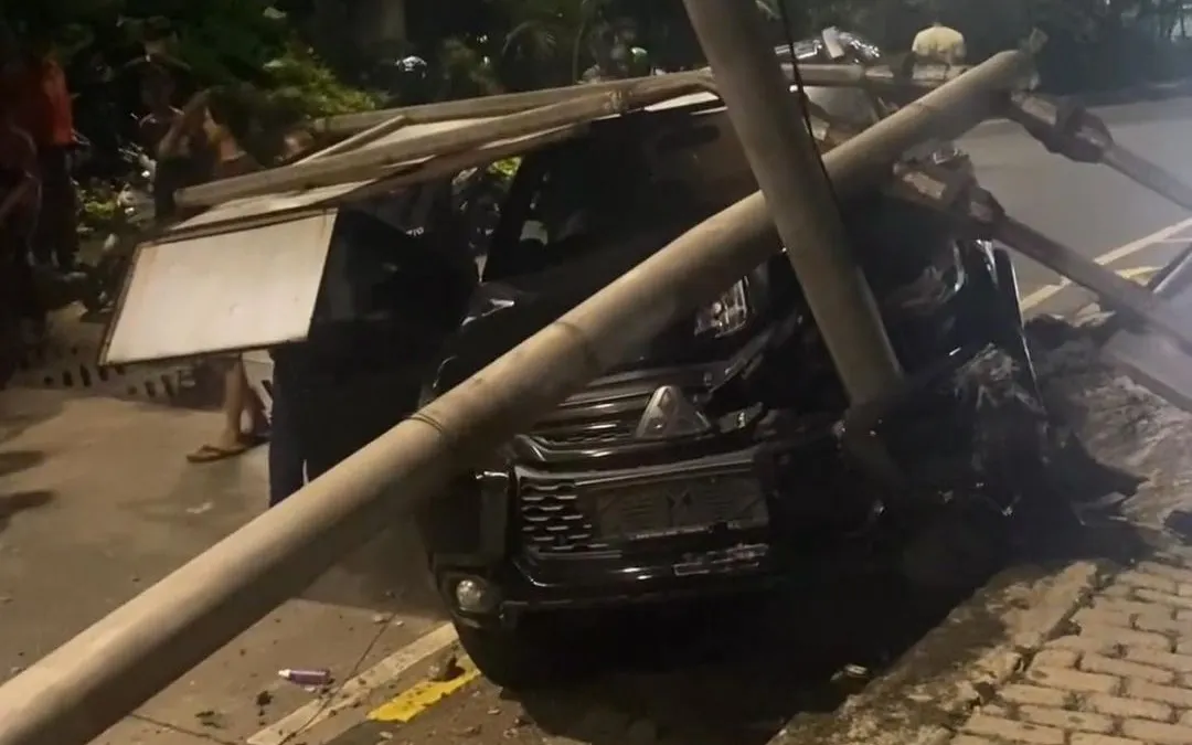 Pajero tabrak tiang petunjuk arah.