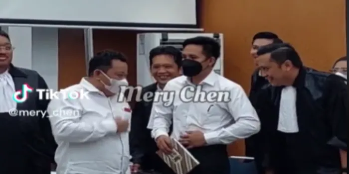 Kuat Ma&rsquo;ruf tak kuasa menahan tawanya mendengar bisikan dari Bharada E usai persidangan digelar di Pengadilan Negeri Jakarta Selatan.