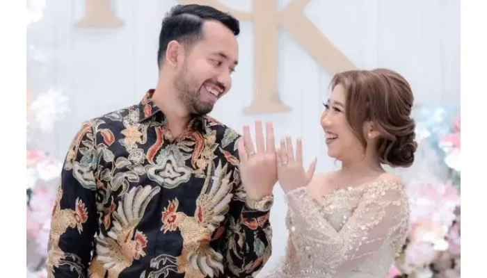 Kiky Saputri resmi dilamar kekasihnya tepat di hari ulang tahunnya.