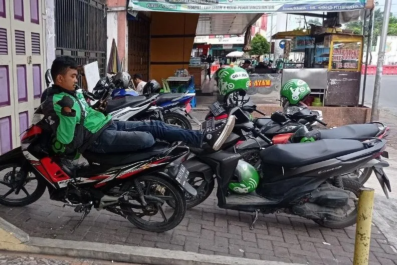 Ilustrasi tarif ojol naik.