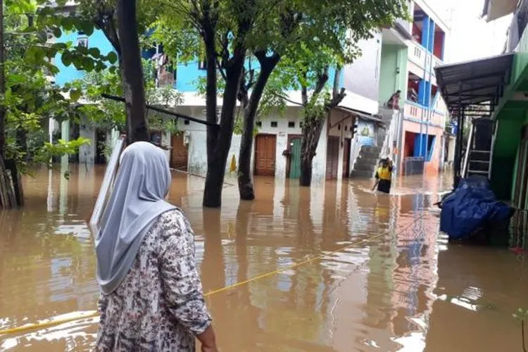 Kawasan Rukun Warga 04, Kelurahan Cipinang Melayu, Jakarta Timur terendam banjir sejak Jumat (19/2/2021) dini hari. Ketinggian air mencapai 50 centimeter hingga 1,5 meter. [Suara.com/Bagaskara]